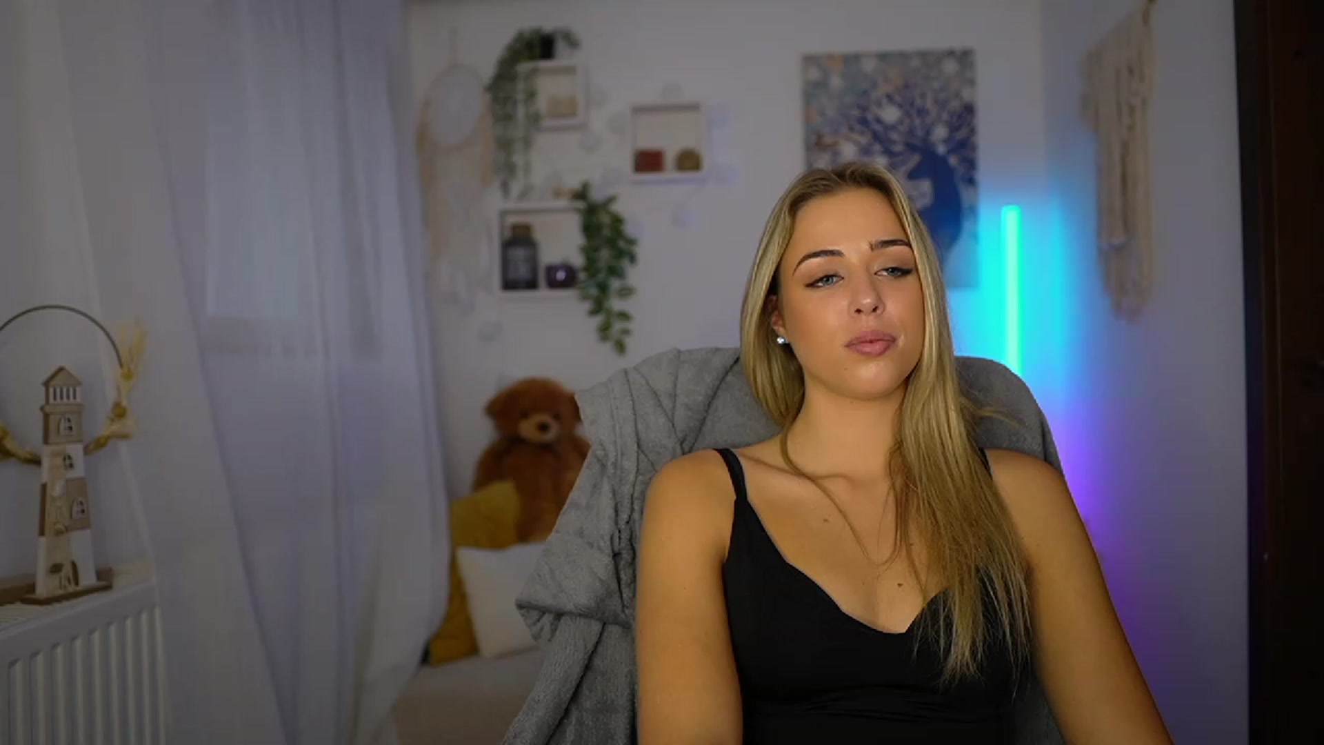 Gallery image thumbnail from Molly_Grey's myfreecams stream on, 10/24/2023, 12:39 image 17 of 20