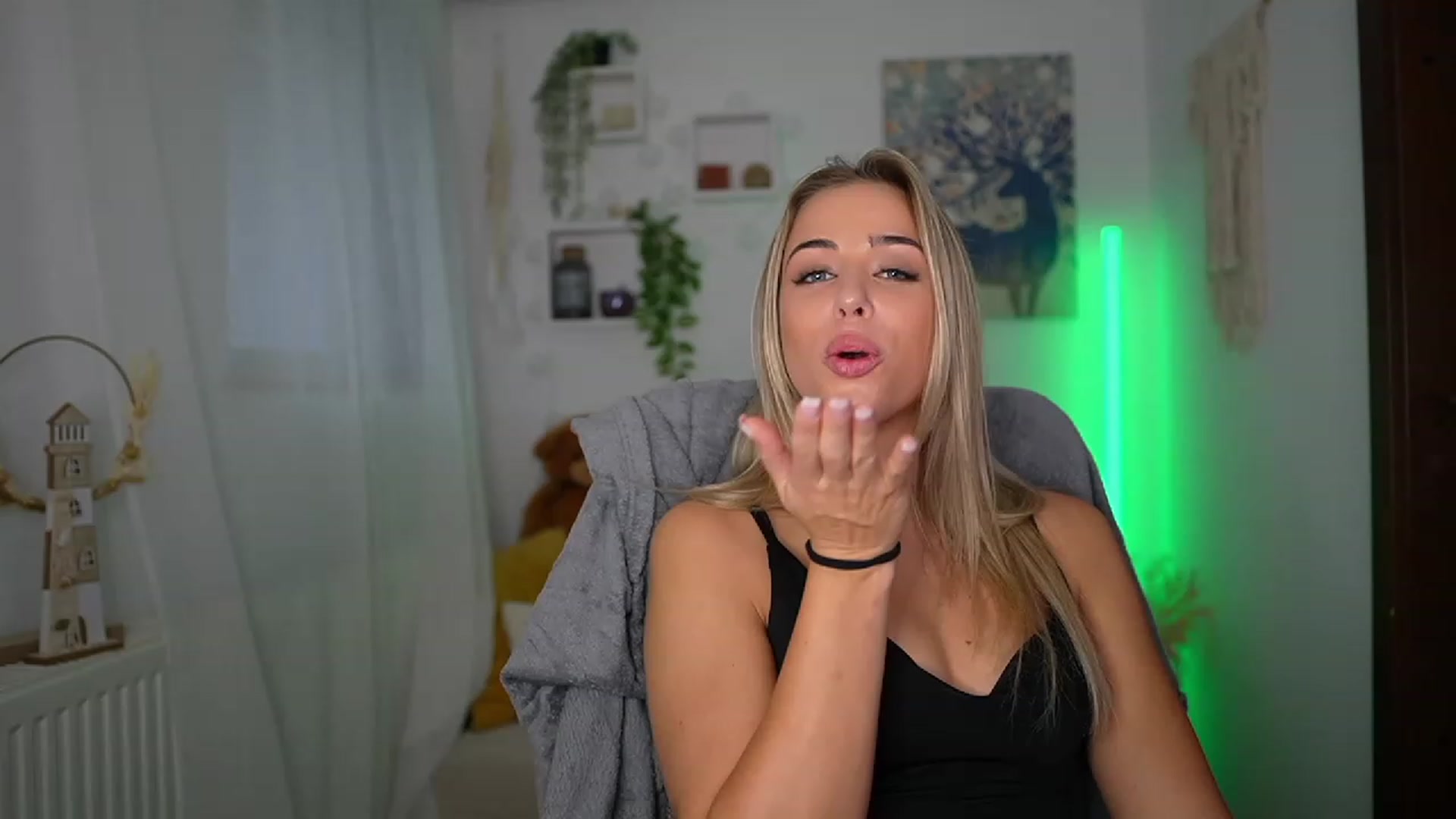 Gallery image thumbnail from Molly_Grey's myfreecams stream on, 10/24/2023, 12:39 image 4 of 20