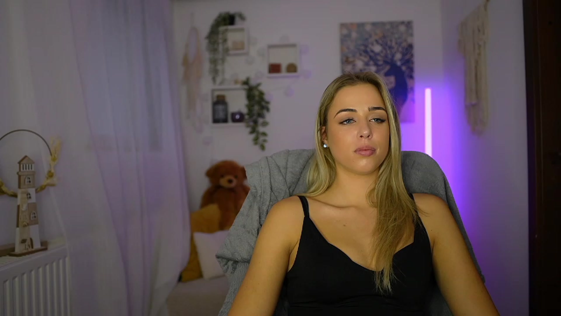 Gallery image thumbnail from Molly_Grey's myfreecams stream on, 10/24/2023, 12:39 image 10 of 20