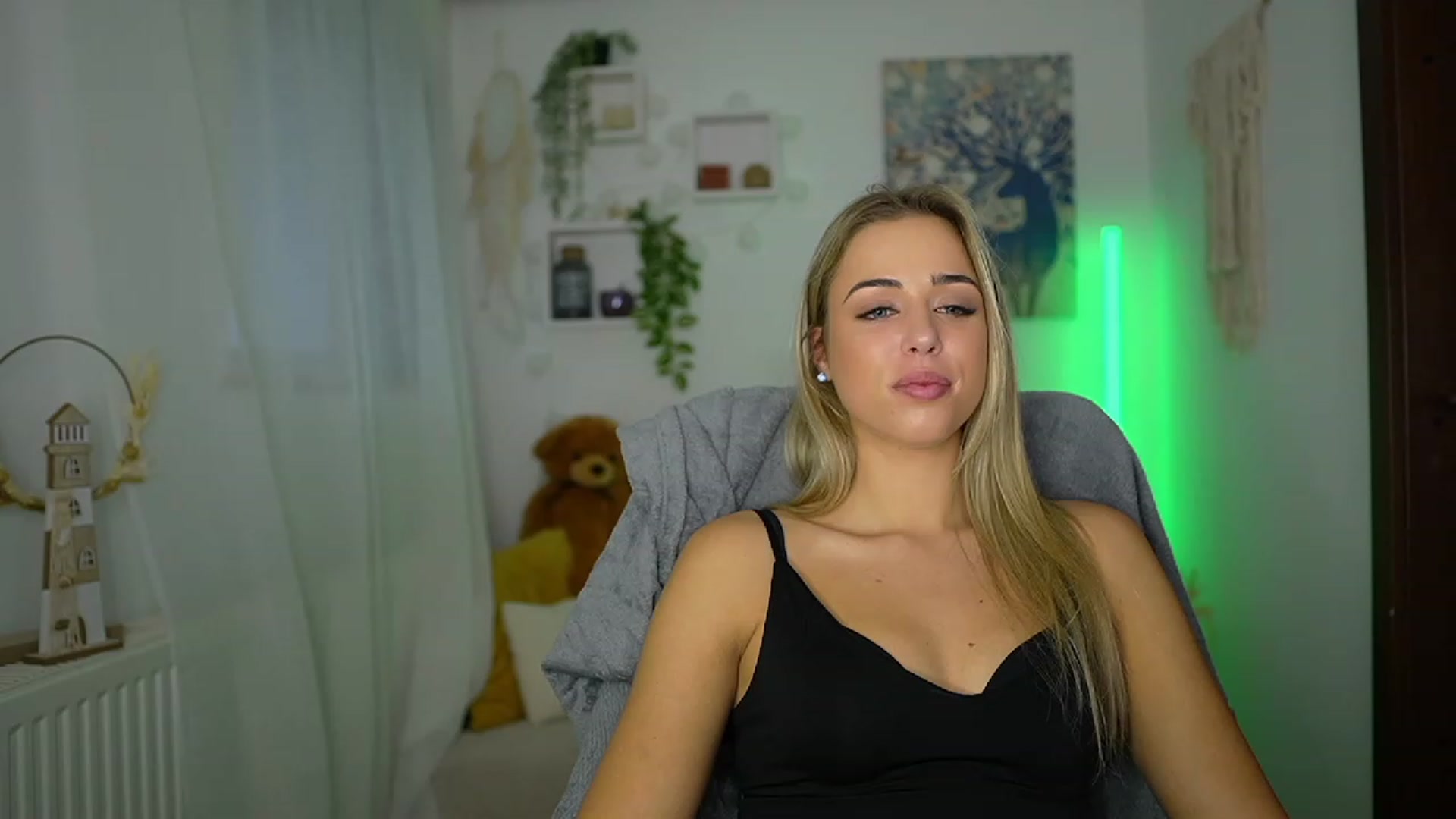 Gallery image thumbnail from Molly_Grey's myfreecams stream on, 10/24/2023, 12:39 image 11 of 20
