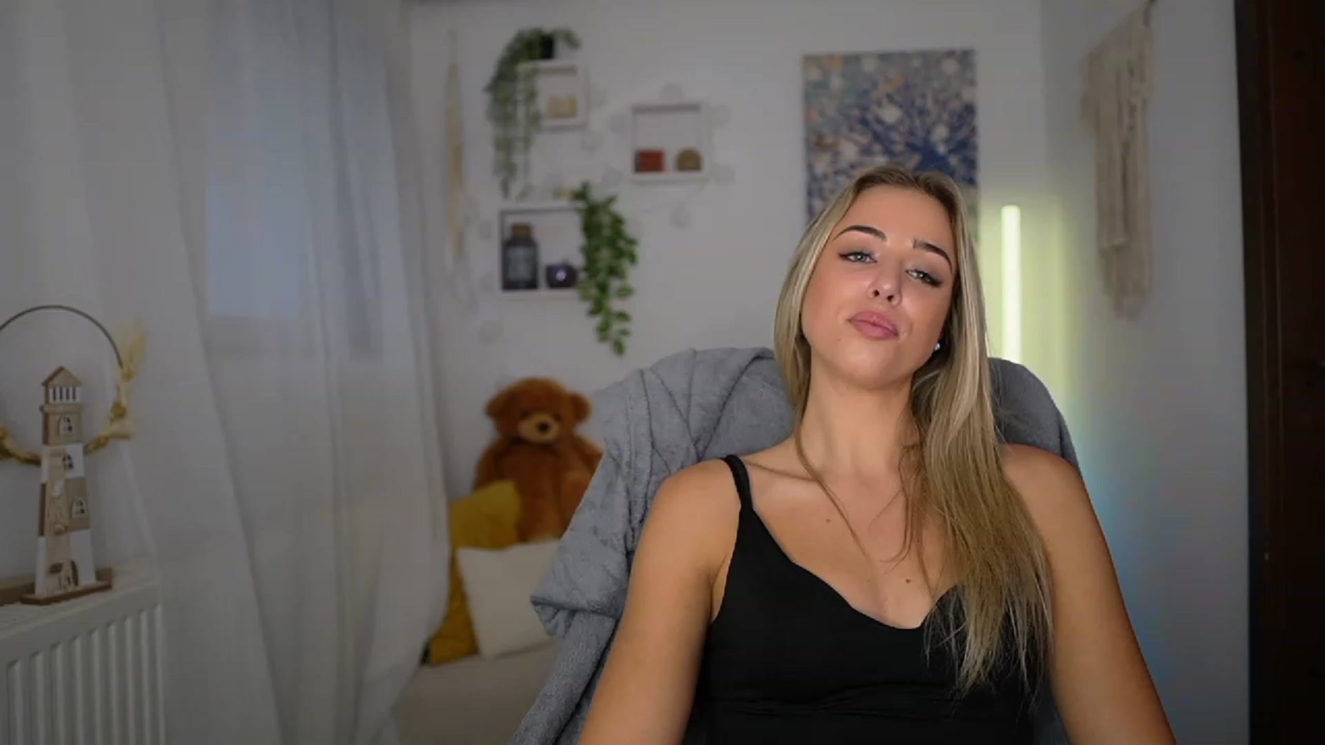 Gallery image thumbnail from Molly_Grey's myfreecams stream on, 10/24/2023, 12:39 image 19 of 20