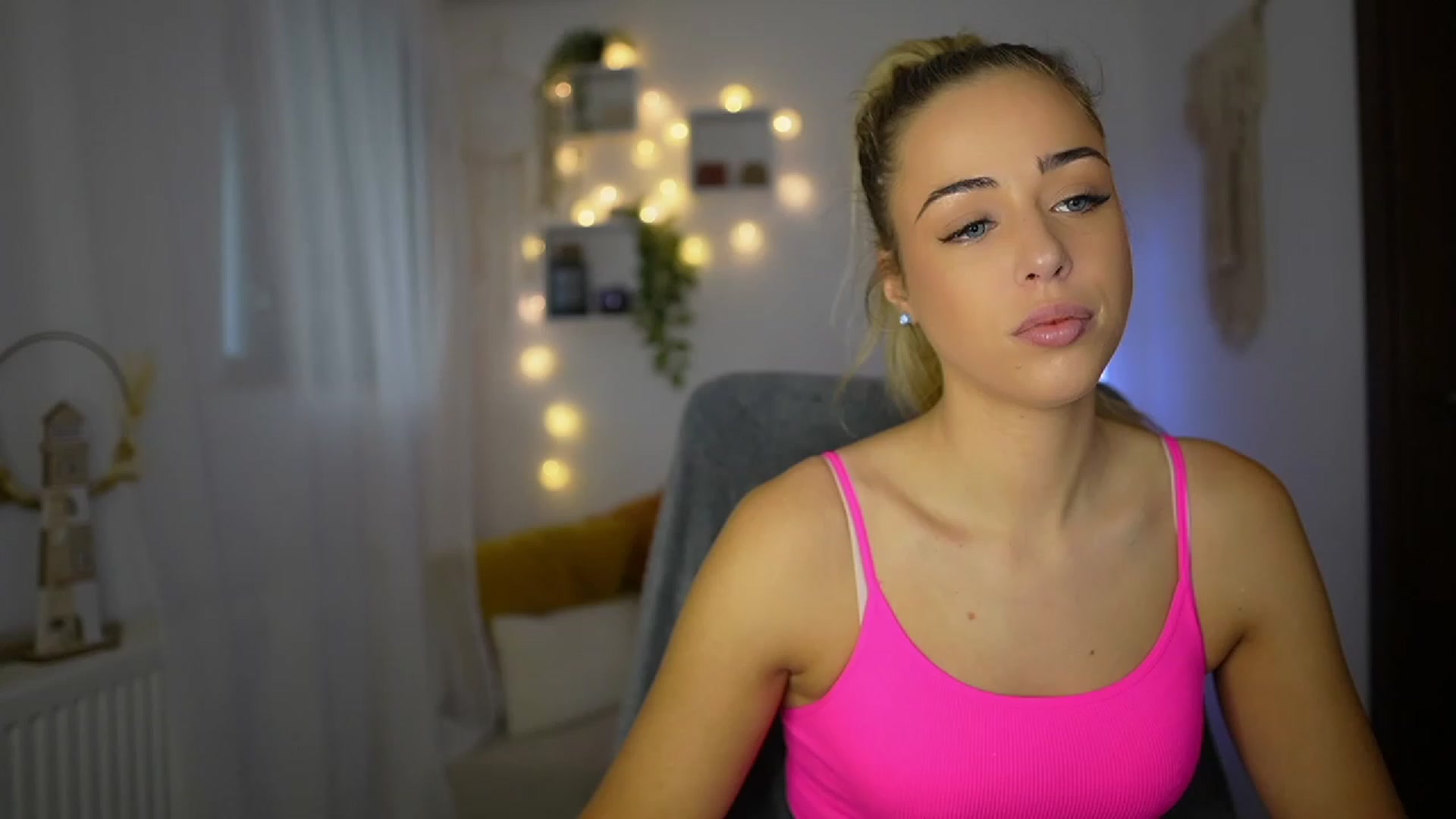Gallery image thumbnail from Molly_Grey's myfreecams stream on, 10/25/2023, 08:44 image 11 of 20