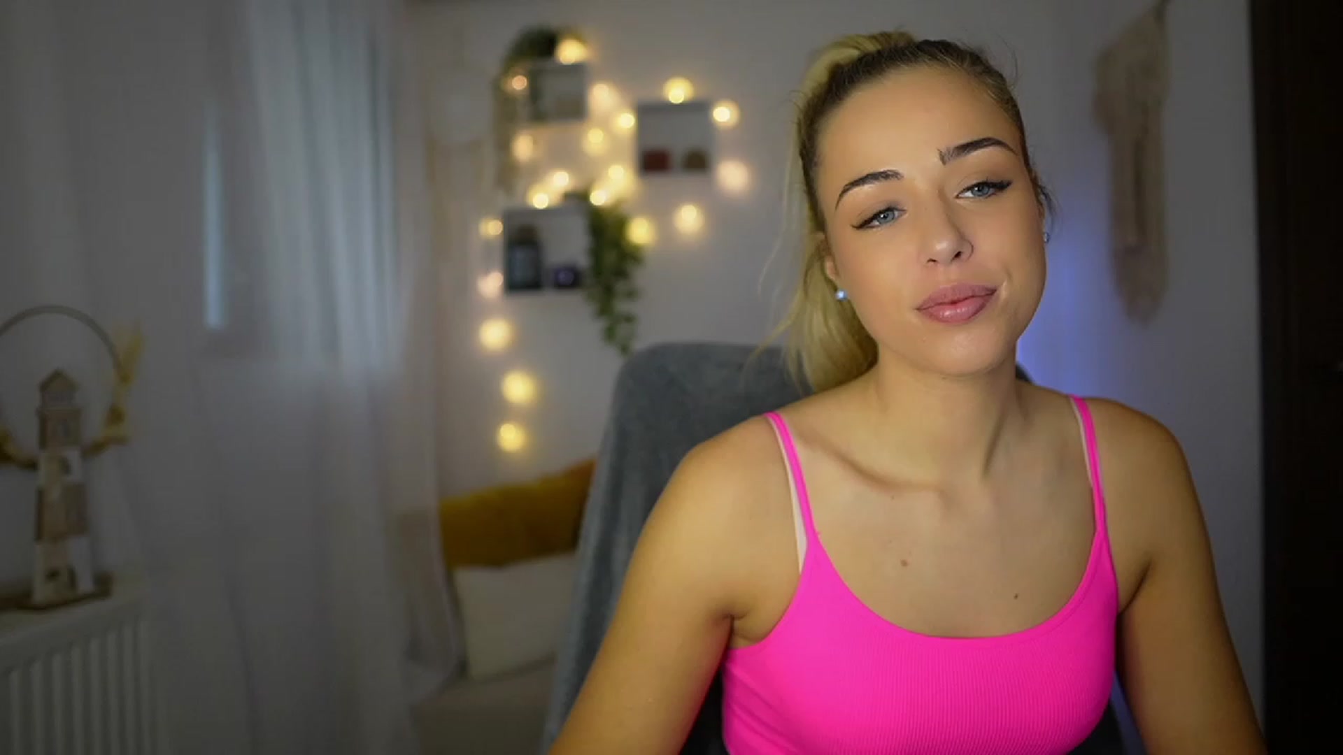 Gallery image thumbnail from Molly_Grey's myfreecams stream on, 10/25/2023, 08:44 image 9 of 20