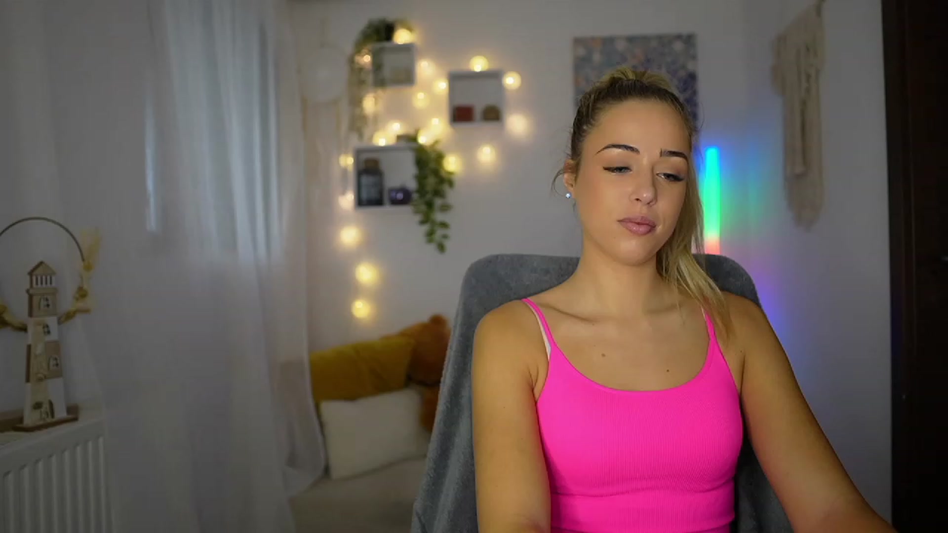 Gallery image thumbnail from Molly_Grey's myfreecams stream on, 10/25/2023, 08:44 image 16 of 20