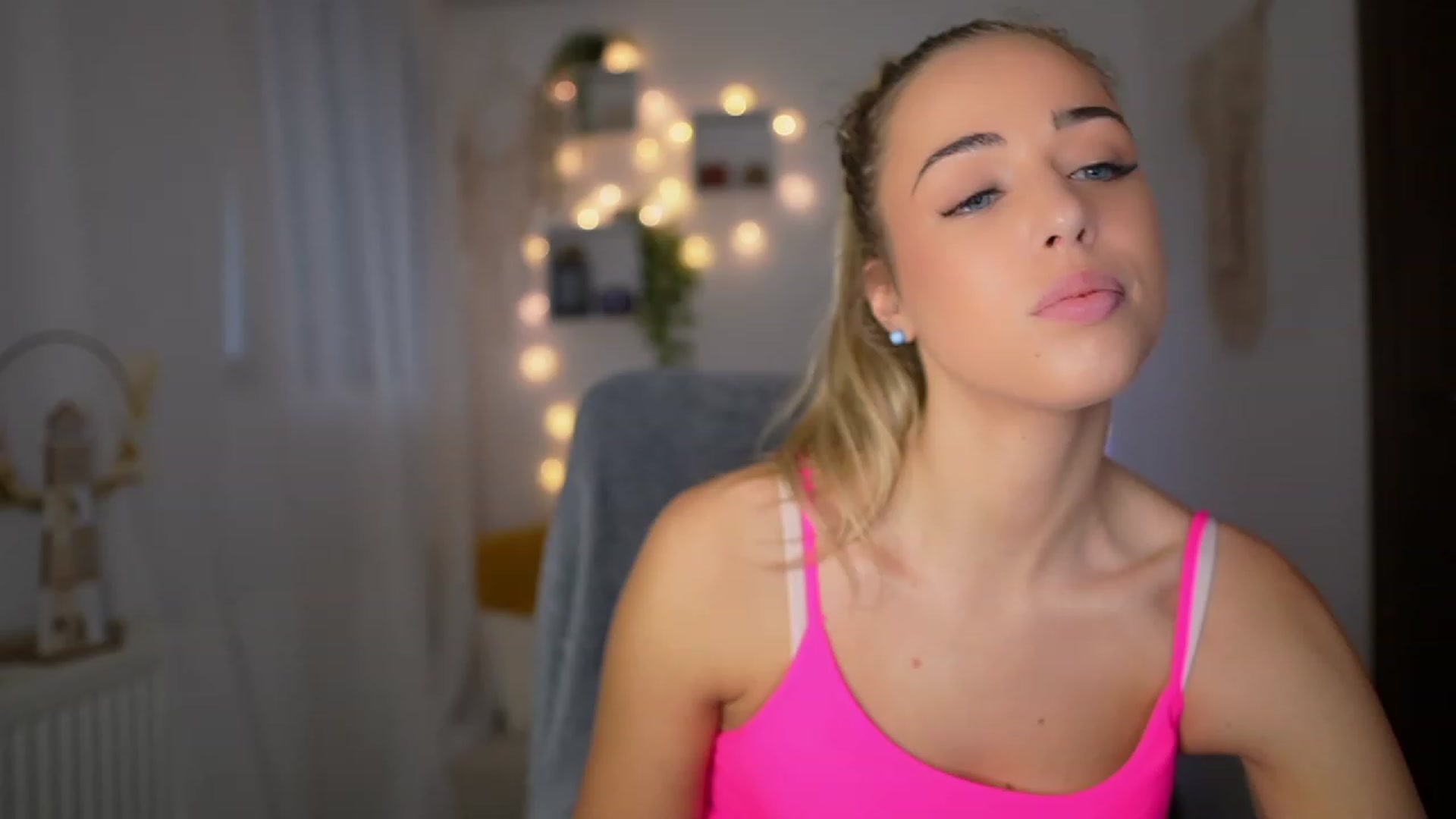 Gallery image thumbnail from Molly_Grey's myfreecams stream on, 10/25/2023, 10:36 image 11 of 20