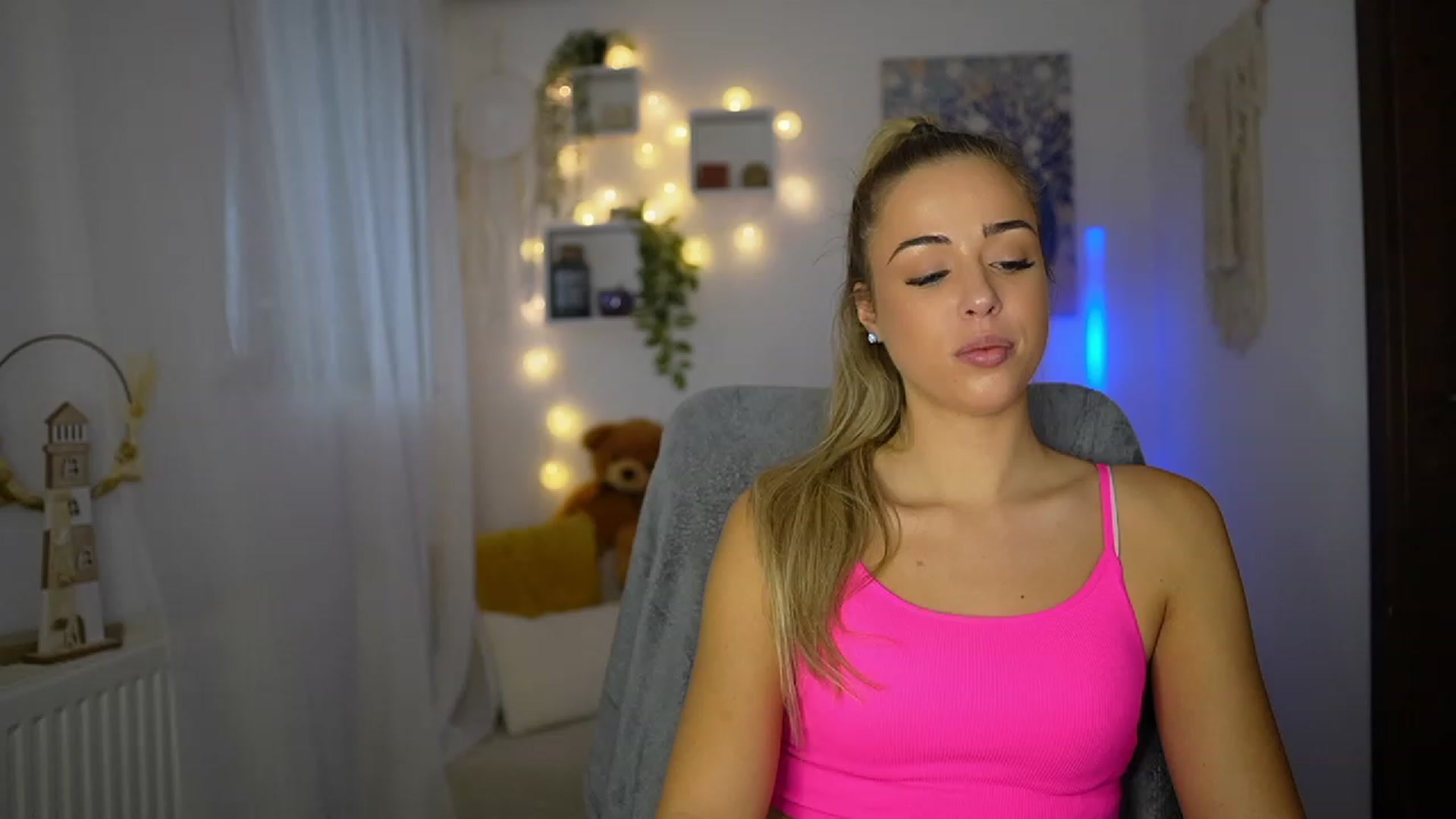 Gallery image thumbnail from Molly_Grey's myfreecams stream on, 10/25/2023, 12:18 image 8 of 20