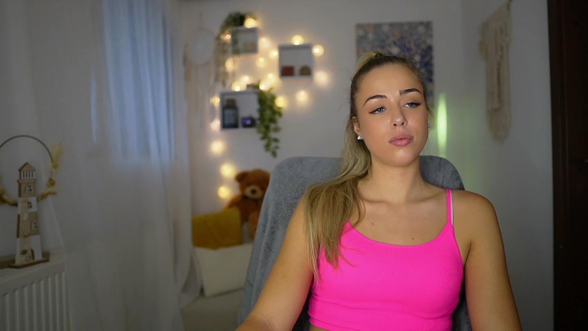 Gallery image thumbnail from Molly_Grey's myfreecams stream on, 10/25/2023, 12:18 image 7 of 20