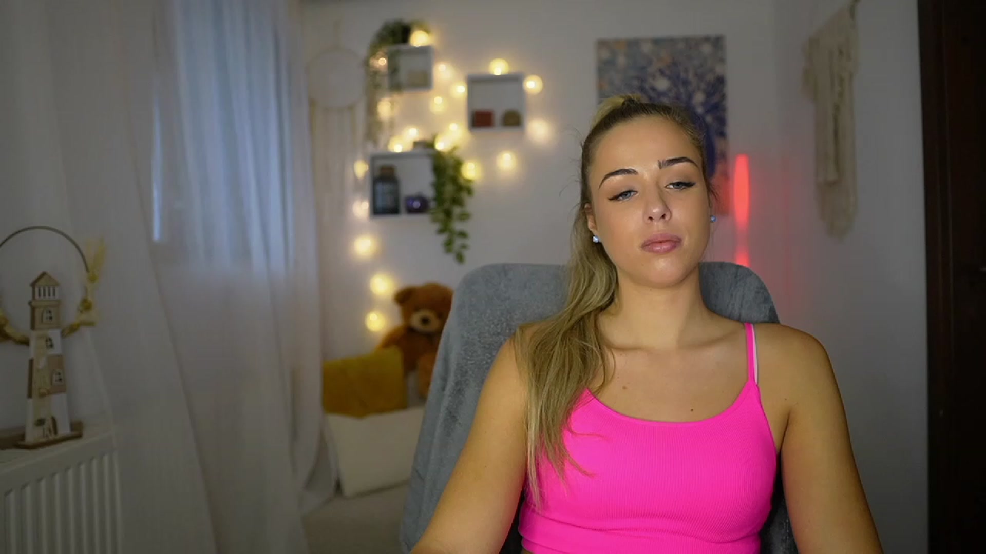 Gallery image thumbnail from Molly_Grey's myfreecams stream on, 10/25/2023, 12:18 image 10 of 20