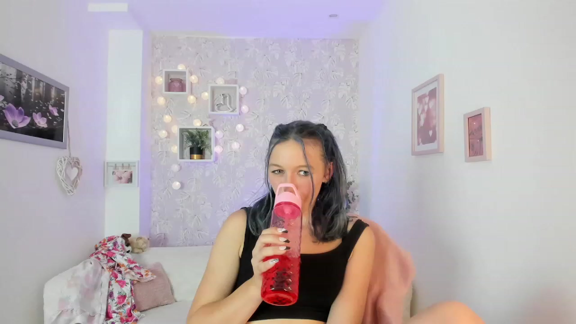 Gallery image thumbnail from Molly_Grey18's myfreecams stream on, 10/03/2023, 17:29 image 2 of 20