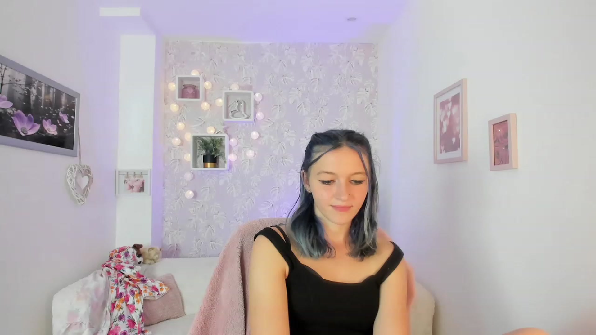 Gallery image thumbnail from Molly_Grey18's myfreecams stream on, 10/03/2023, 18:05 image 7 of 20