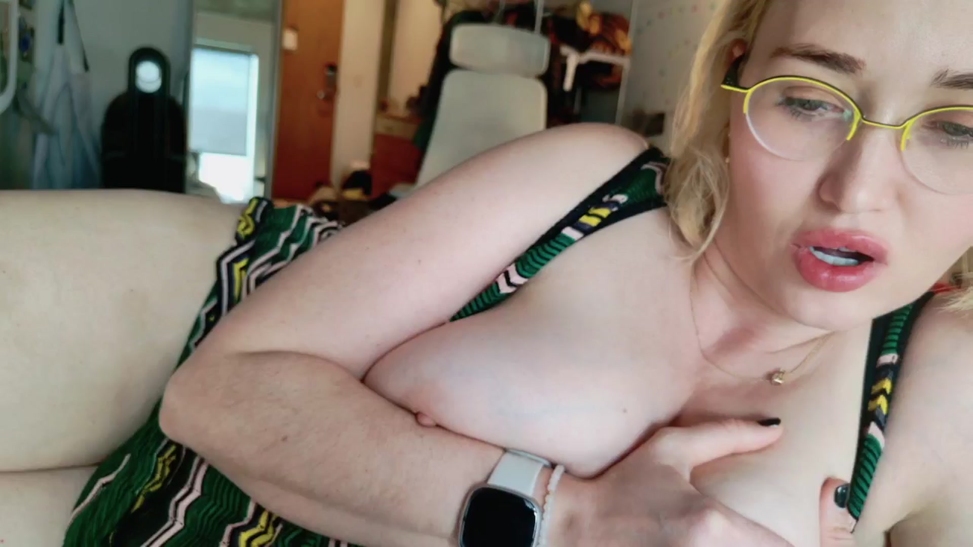 Gallery image thumbnail from Molly_Moans's myfreecams stream on, 11/18/2024, 18:17 image 17 of 20