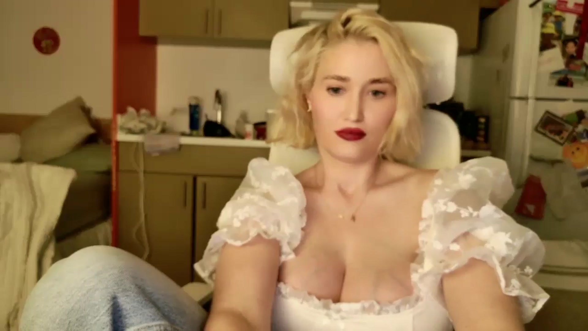 Gallery image thumbnail from Molly_Moans's myfreecams stream on, 02/06/2025, 04:07 image 16 of 20