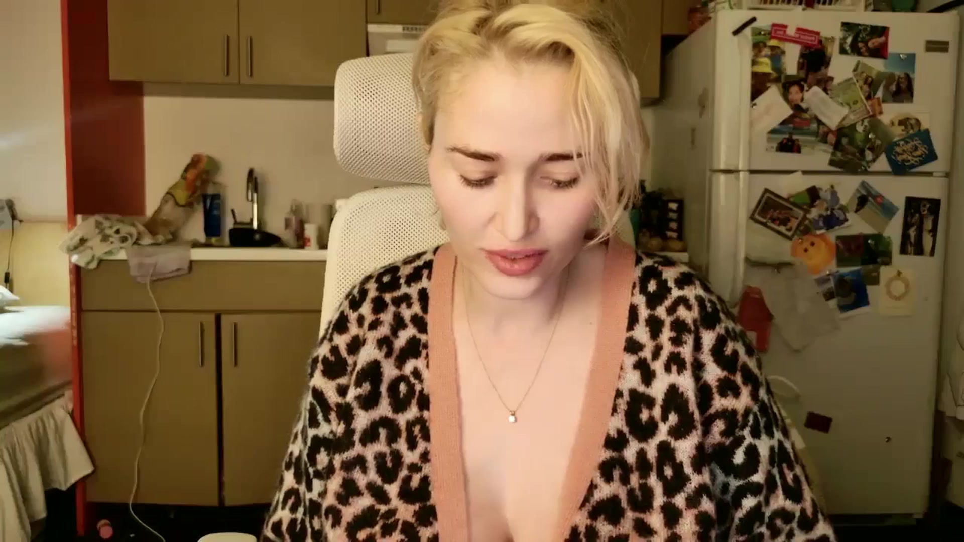 Gallery image thumbnail from Molly_Moans's myfreecams stream on, 02/06/2025, 15:40 image 5 of 20