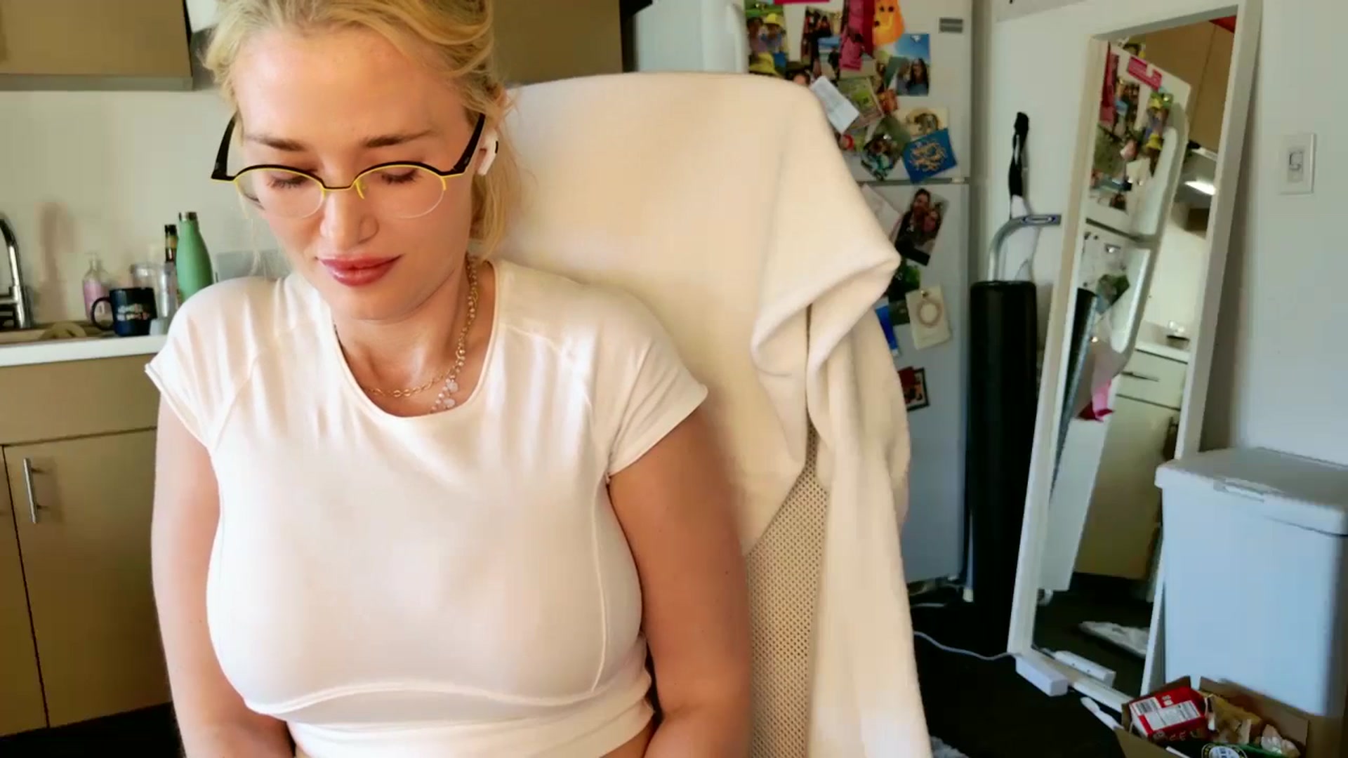 Gallery image thumbnail from Molly_Moans's myfreecams stream on, 03/24/2025, 15:35 image 6 of 20