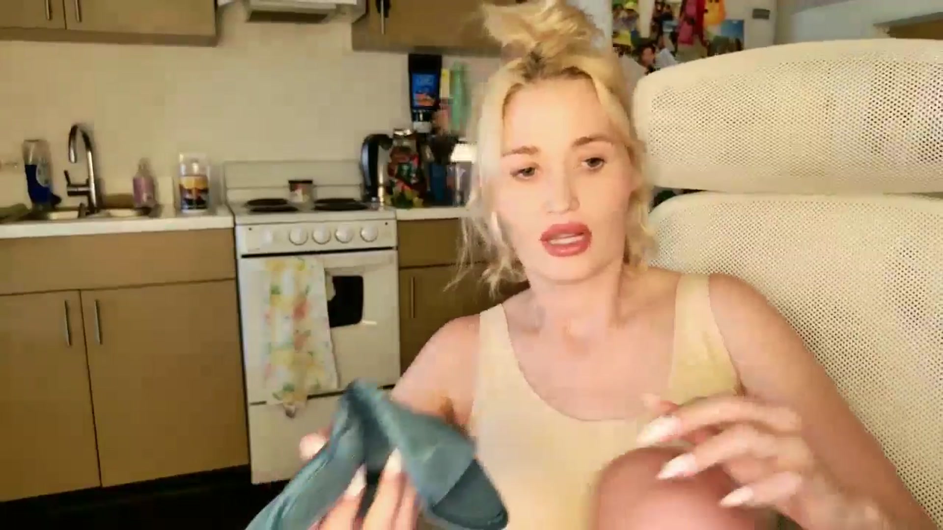 Gallery image thumbnail from Molly_Moans's myfreecams stream on, 04/01/2025, 22:34 image 17 of 20
