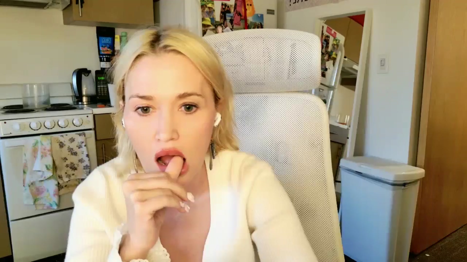 Gallery image thumbnail from Molly_Moans's myfreecams stream on, 04/07/2025, 02:34 image 3 of 20