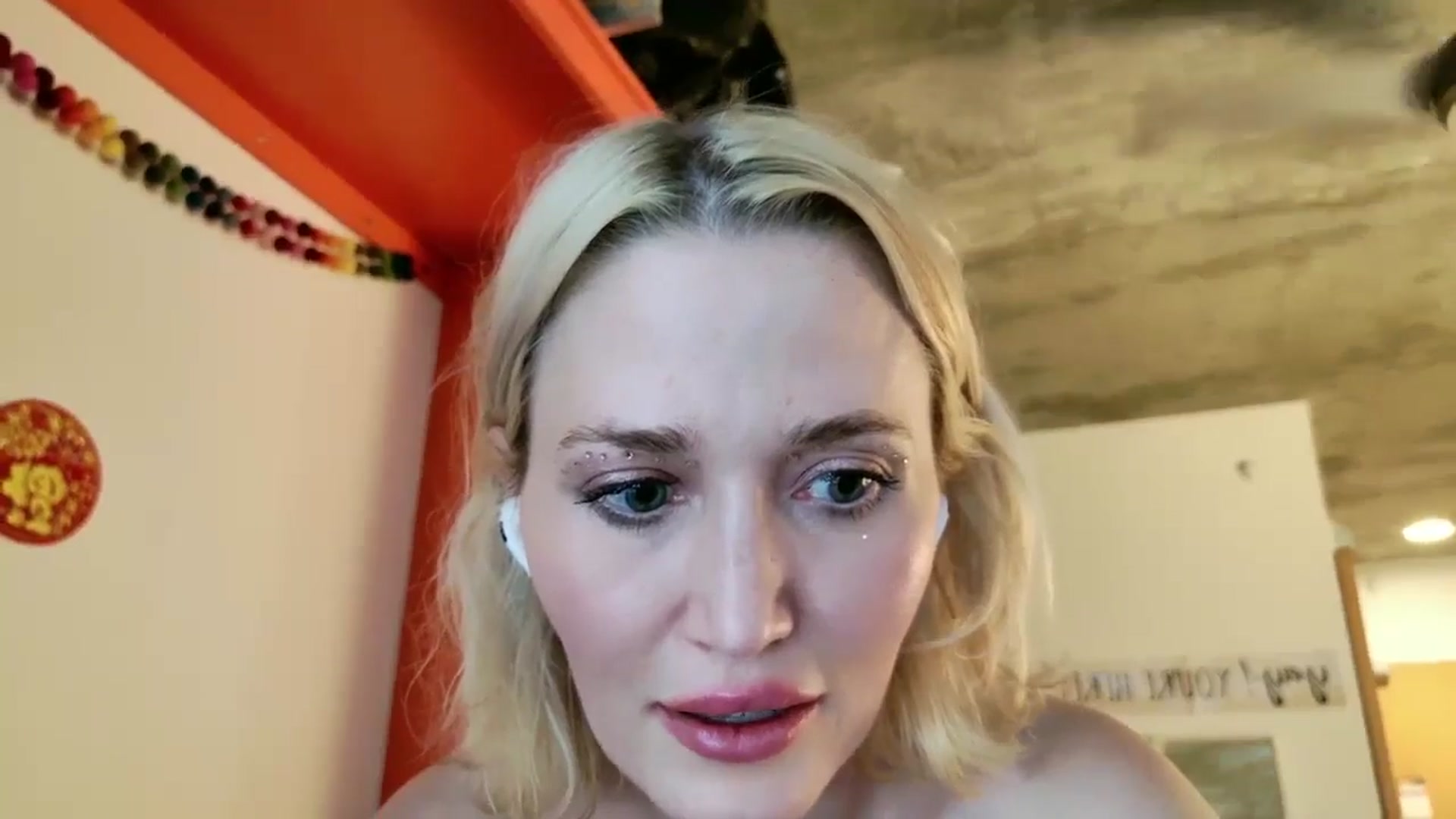 Gallery image thumbnail from Molly_Moans's myfreecams stream on, 04/11/2025, 23:03 image 12 of 20