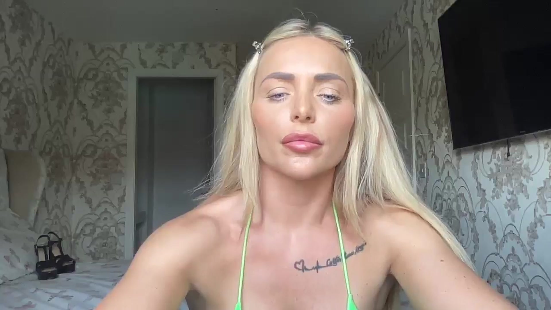 Gallery image thumbnail from Molly_XXX1's myfreecams stream on, 06/19/2024, 12:32 image 15 of 20