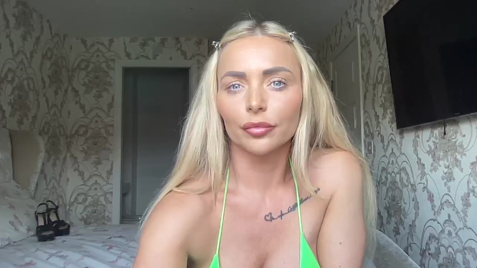 Gallery image thumbnail from Molly_XXX1's myfreecams stream on, 06/19/2024, 12:32 image 7 of 20