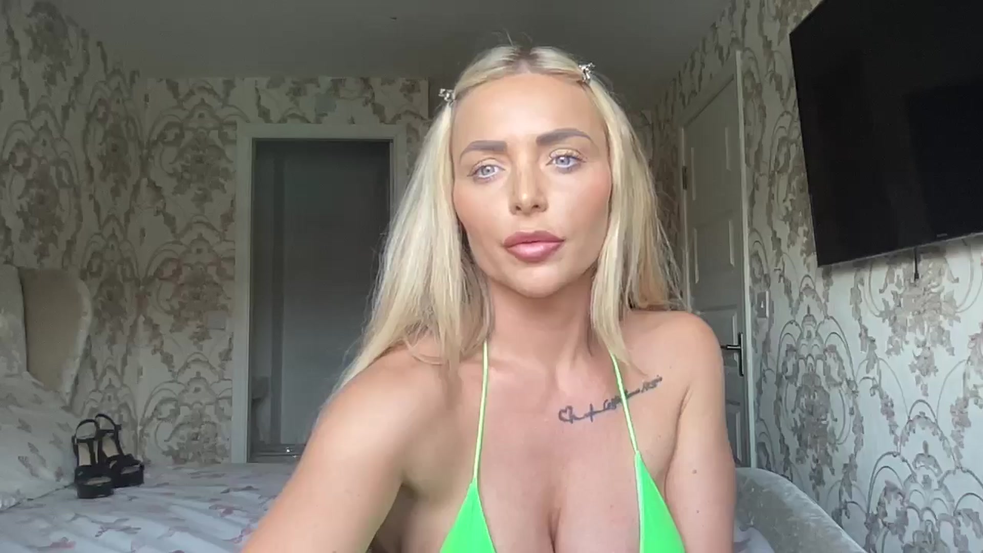 Gallery image thumbnail from Molly_XXX1's myfreecams stream on, 06/19/2024, 12:32 image 5 of 20