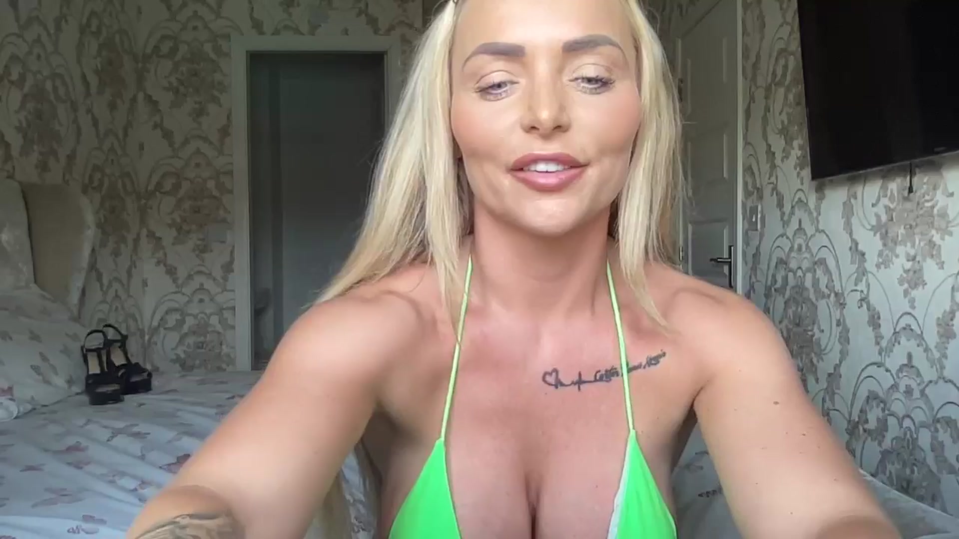 Gallery image thumbnail from Molly_XXX1's myfreecams stream on, 06/19/2024, 12:32 image 1 of 20