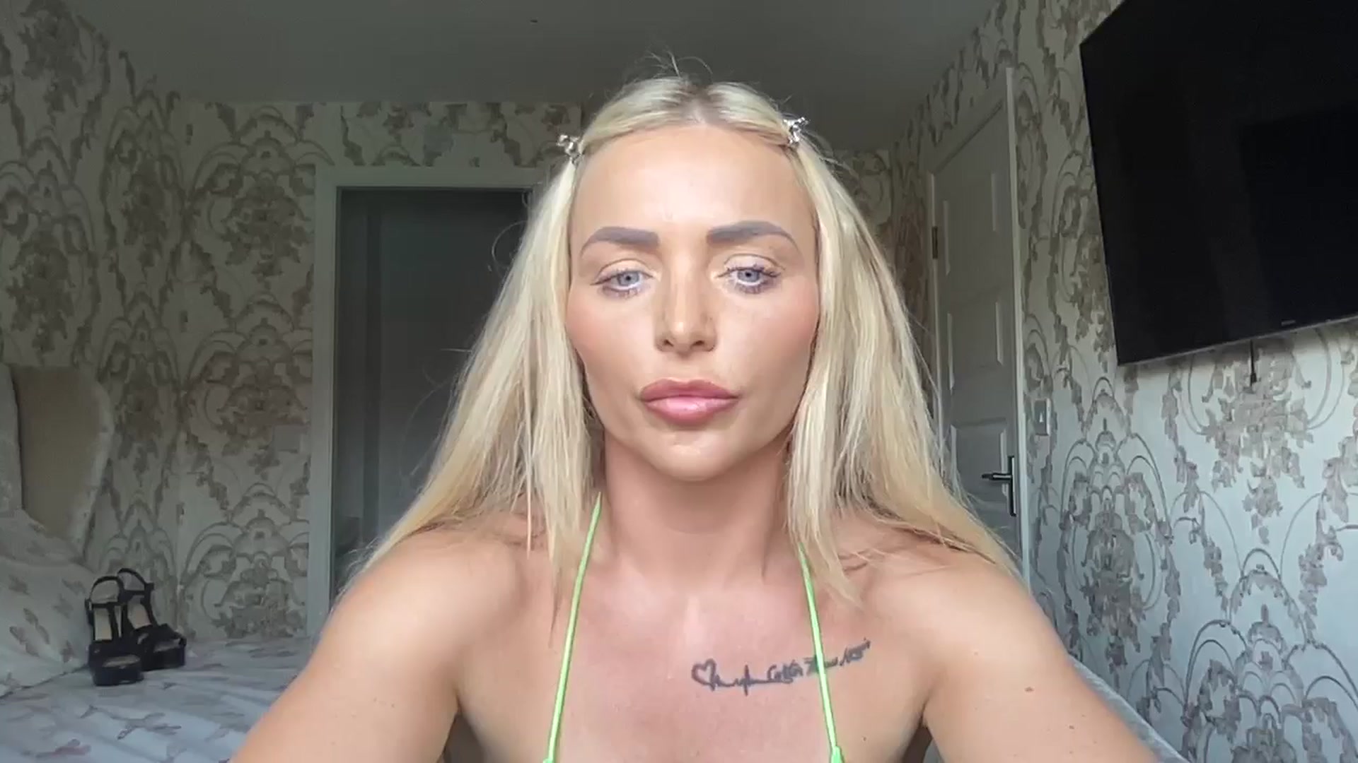 Gallery image thumbnail from Molly_XXX1's myfreecams stream on, 06/19/2024, 12:32 image 10 of 20