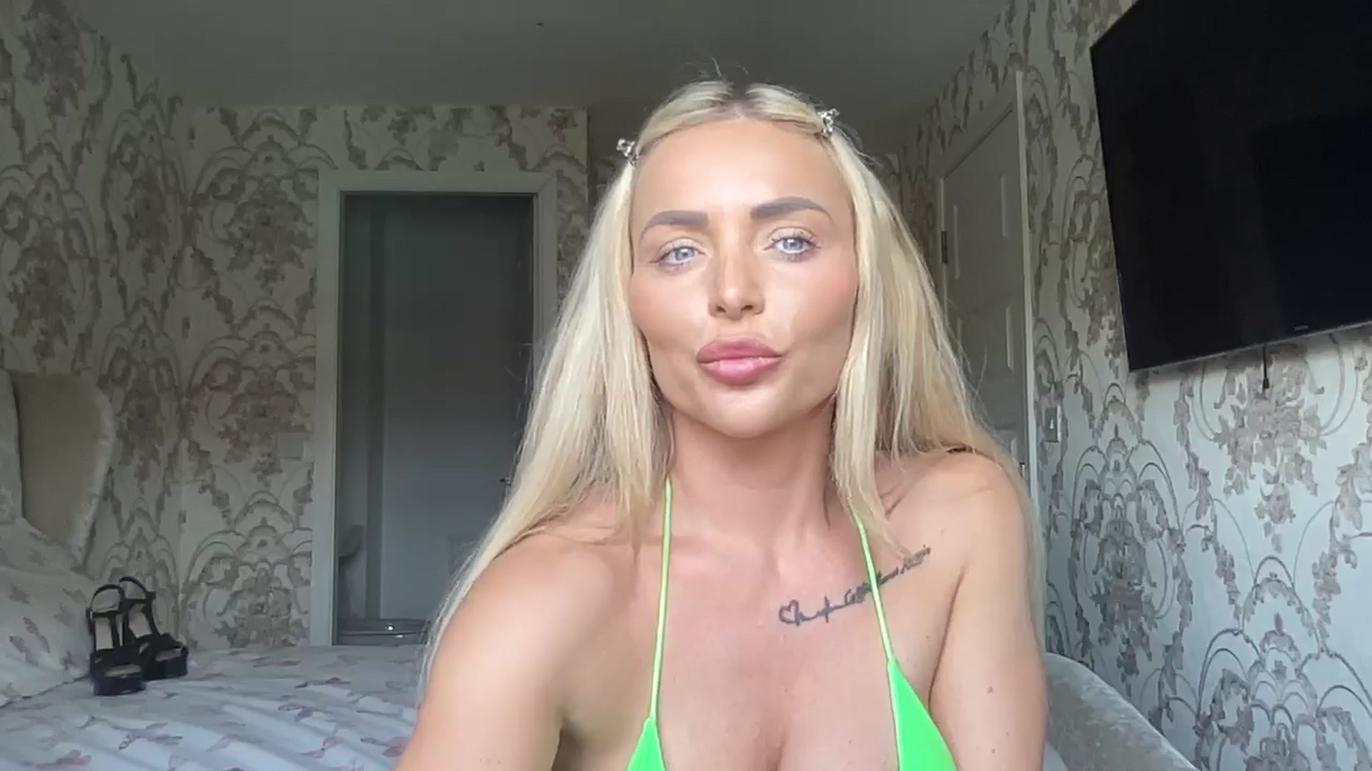 Gallery image thumbnail from Molly_XXX1's myfreecams stream on, 06/19/2024, 12:32 image 11 of 20