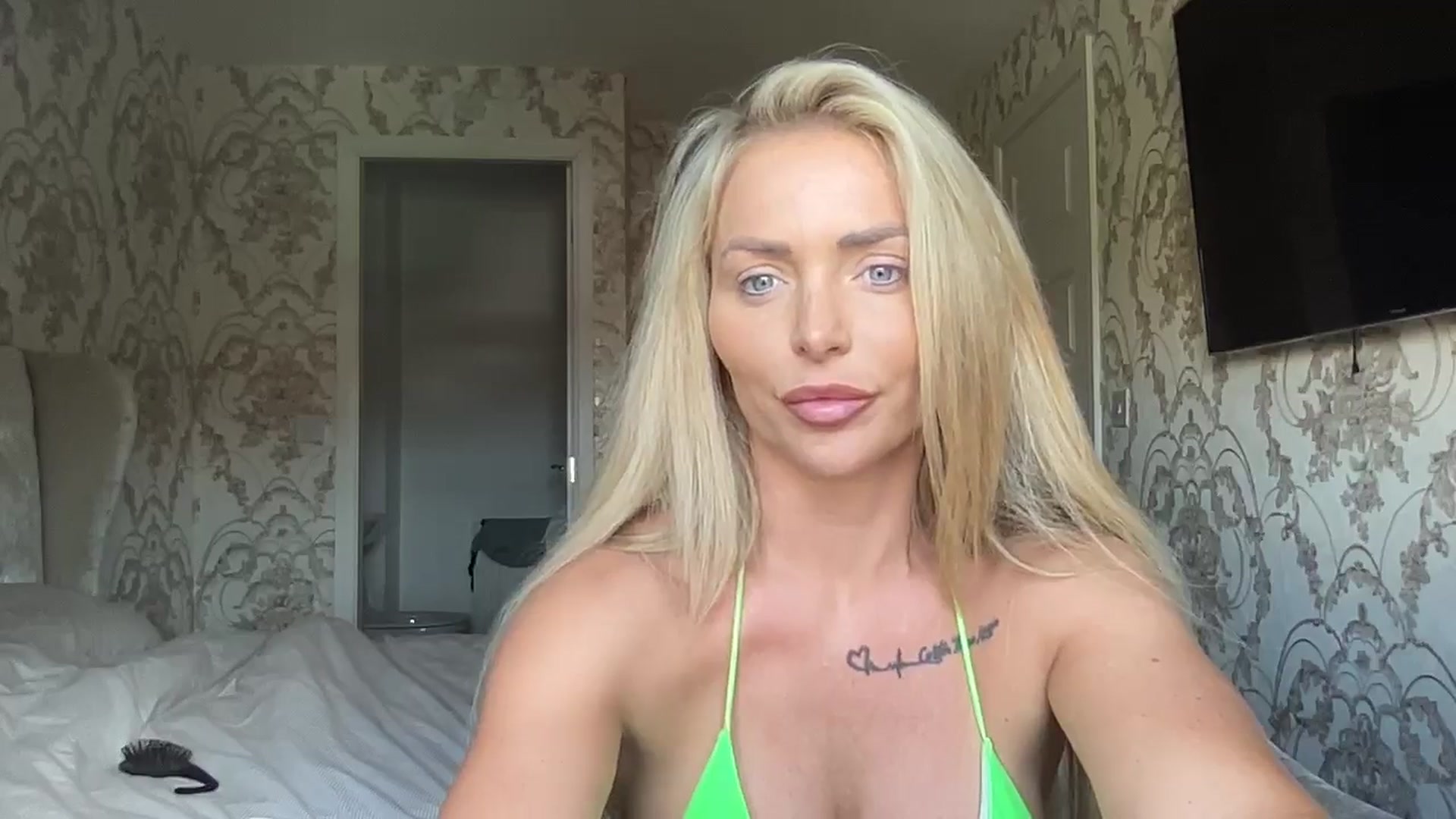 Gallery image thumbnail from Molly_XXX1's myfreecams stream on, 06/23/2024, 16:18 image 7 of 20