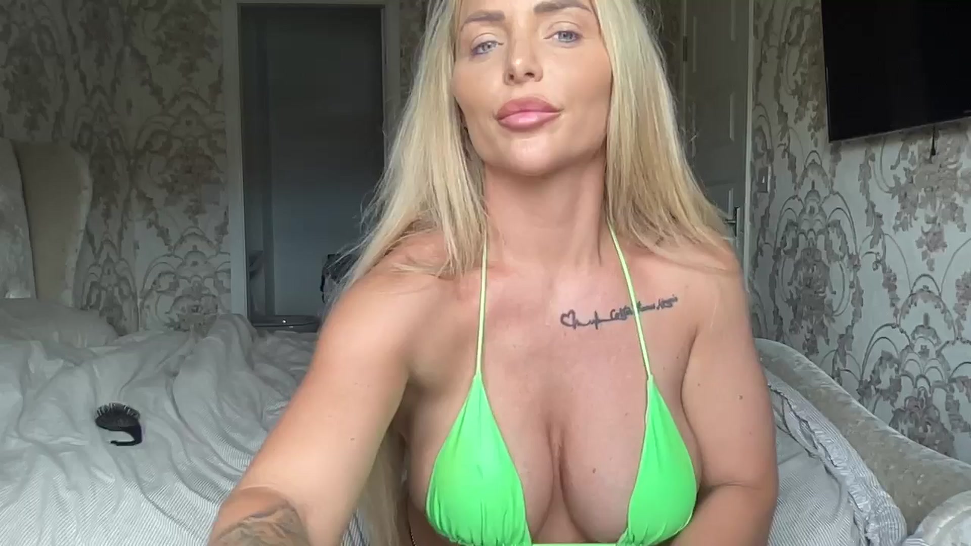 Gallery image thumbnail from Molly_XXX1's myfreecams stream on, 06/23/2024, 16:40 image 9 of 20