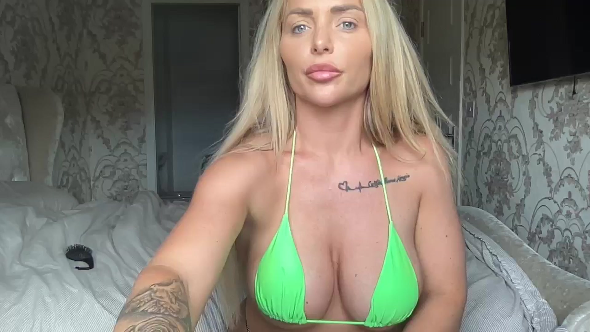 Gallery image thumbnail from Molly_XXX1's myfreecams stream on, 06/23/2024, 16:40 image 11 of 20