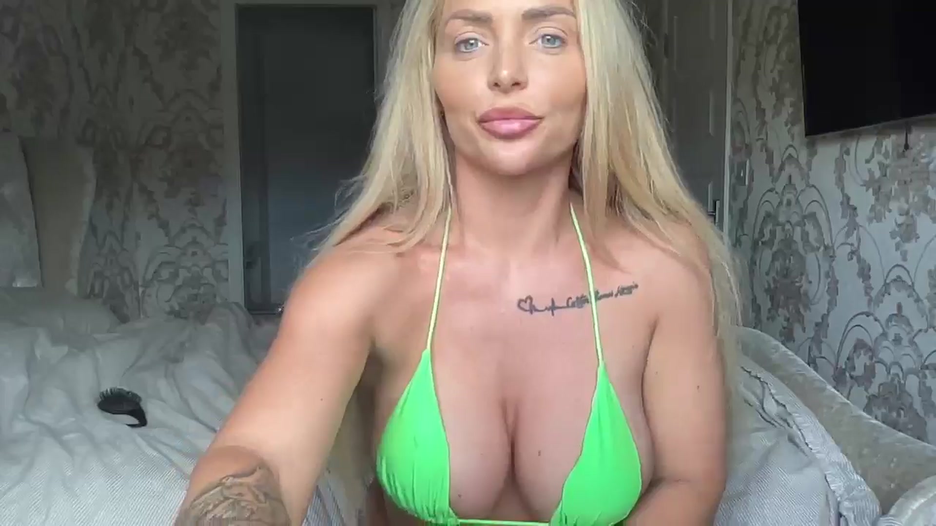 Gallery image thumbnail from Molly_XXX1's myfreecams stream on, 06/23/2024, 16:40 image 6 of 20
