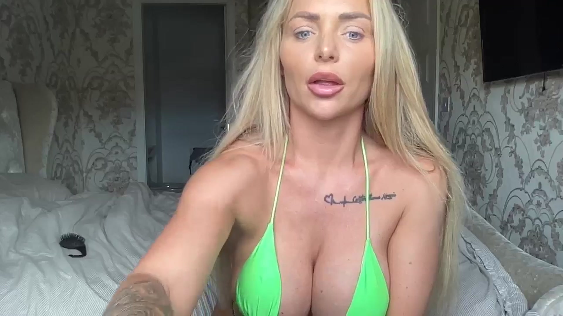 Gallery image thumbnail from Molly_XXX1's myfreecams stream on, 06/23/2024, 16:40 image 10 of 20
