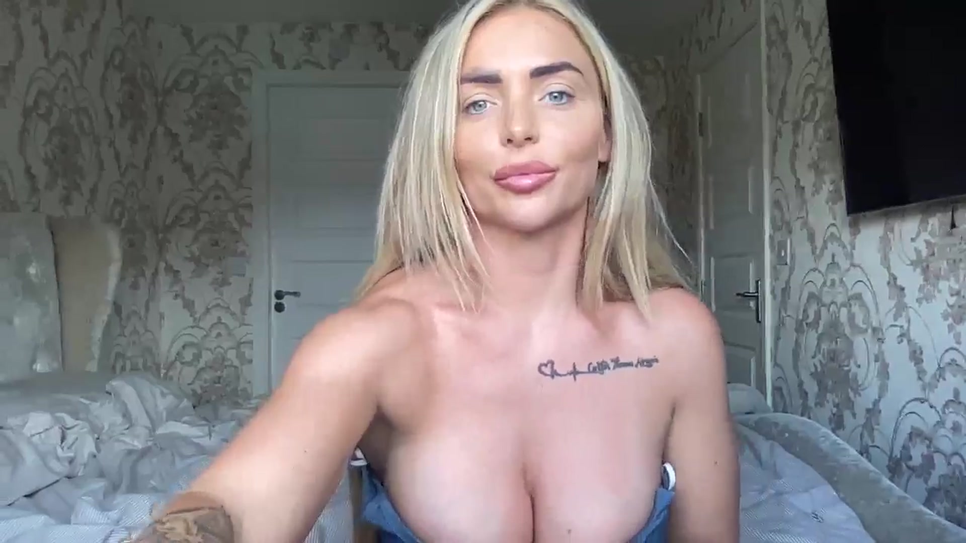Gallery image thumbnail from Molly_XXX1's myfreecams stream on, 06/24/2024, 14:37 image 11 of 20