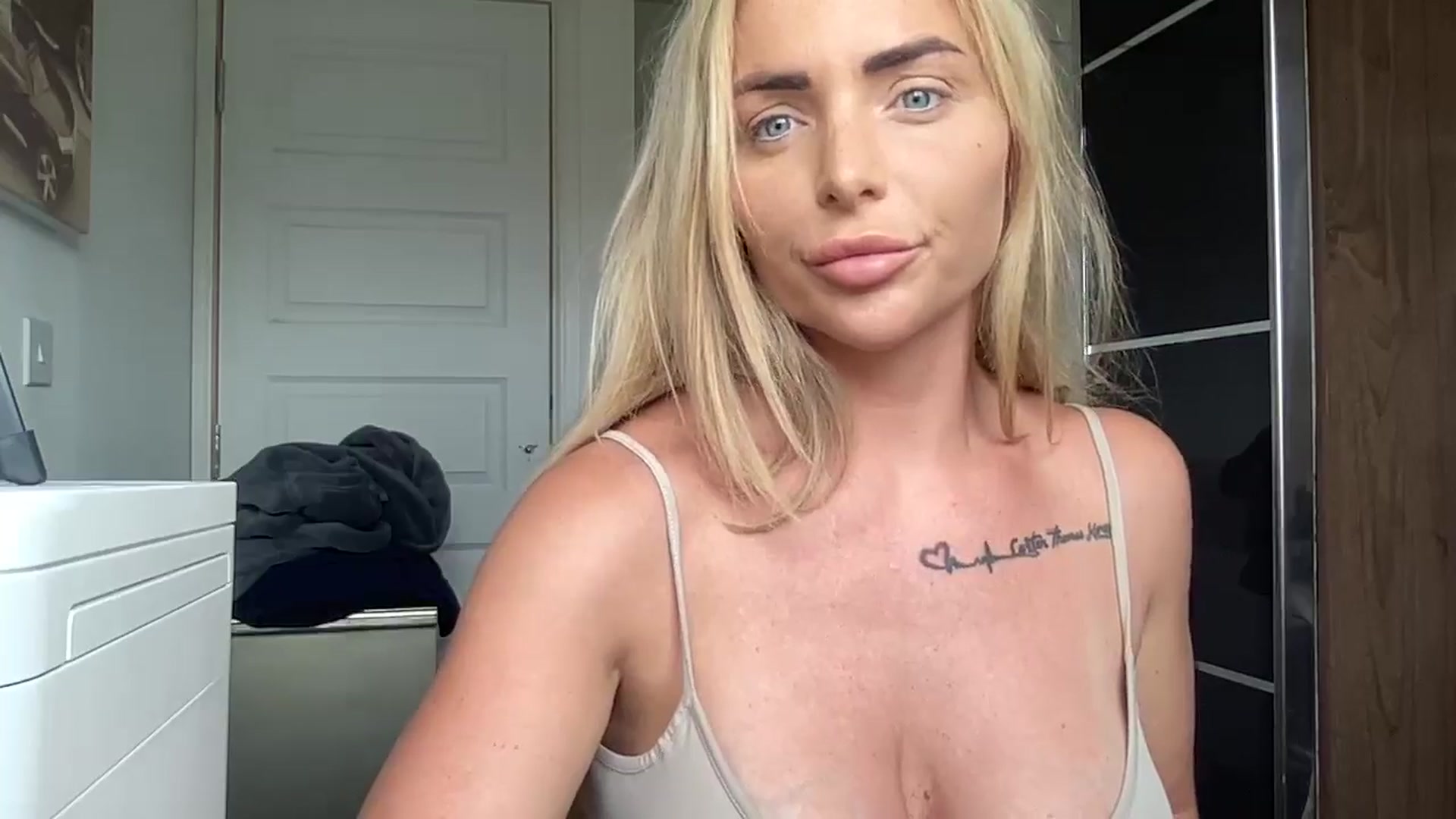 Gallery image thumbnail from Molly_XXX1's myfreecams stream on, 06/25/2024, 17:01 image 6 of 20