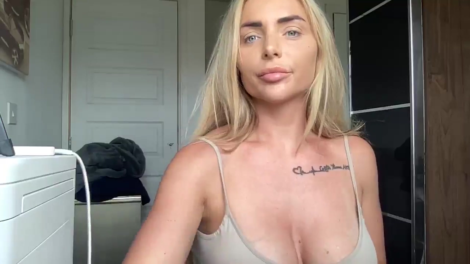Gallery image thumbnail from Molly_XXX1's myfreecams stream on, 06/25/2024, 17:01 image 9 of 20