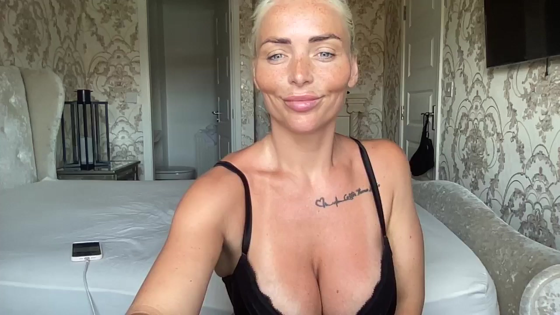 Gallery image thumbnail from Molly_XXX1's myfreecams stream on, 07/28/2024, 13:00 image 18 of 20