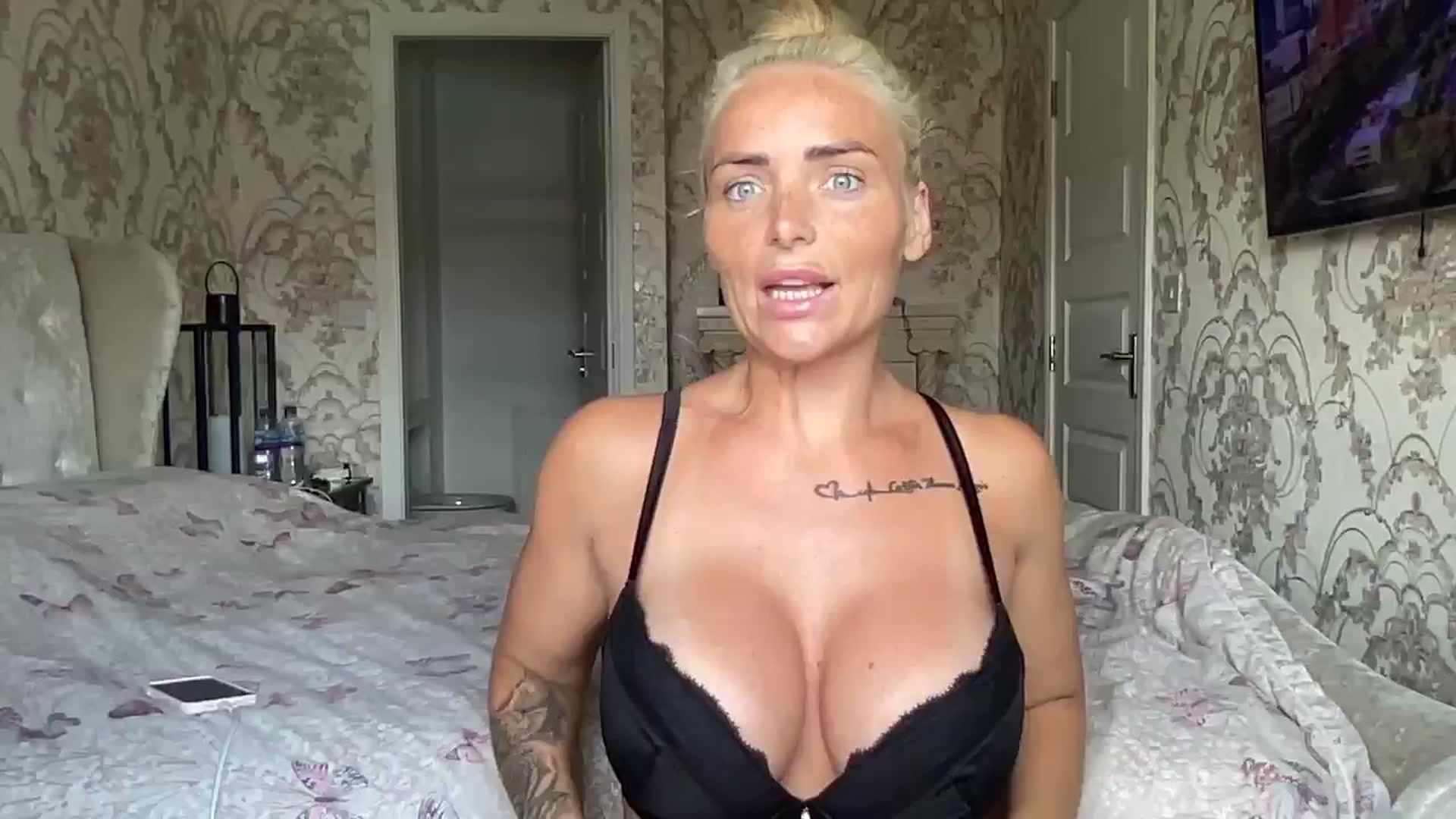 Gallery image thumbnail from Molly_XXX1's myfreecams stream on, 07/30/2024, 13:17 image 16 of 20