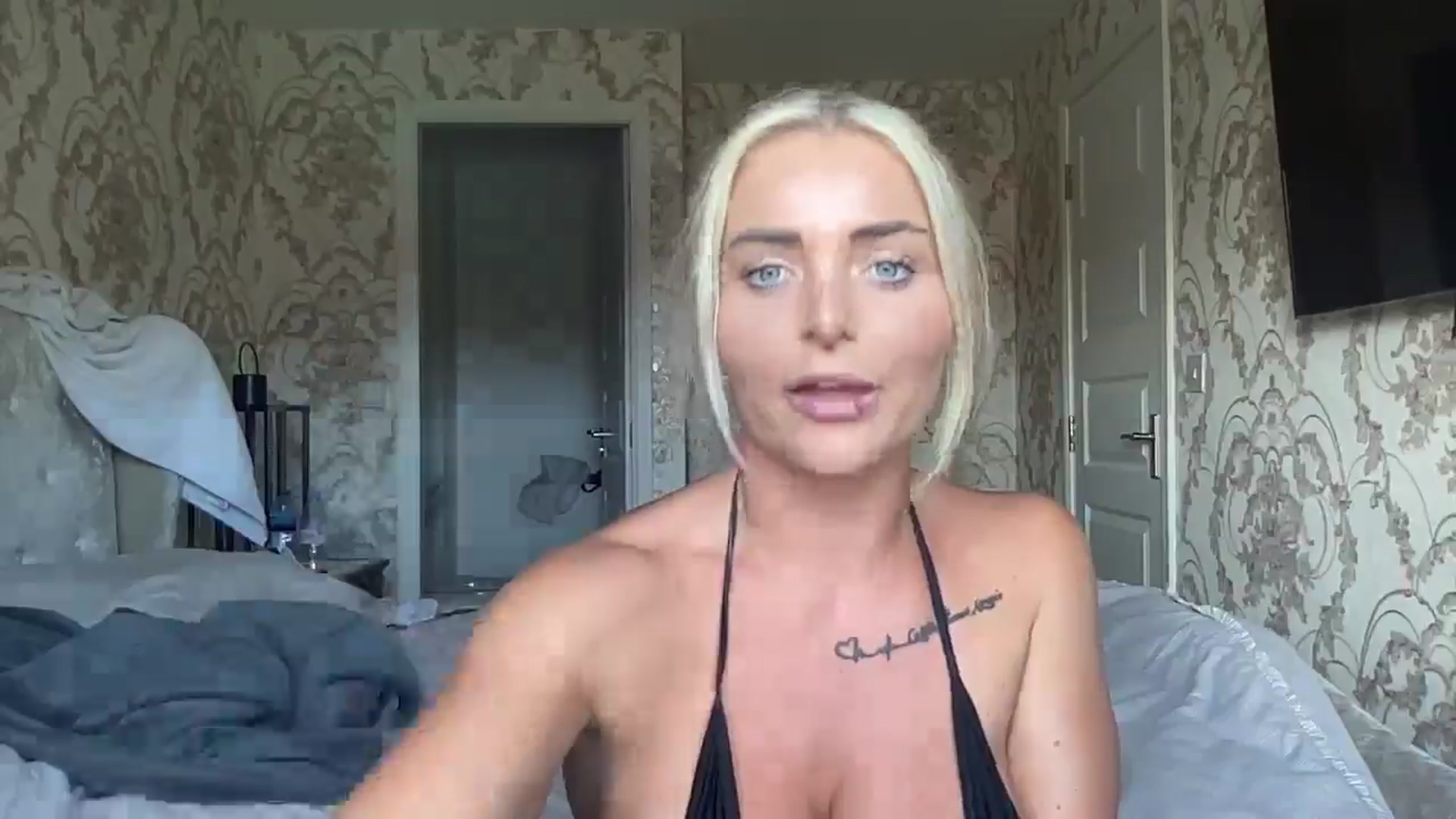 Gallery image thumbnail from Molly_XXX1's myfreecams stream on, 08/16/2024, 12:39 image 7 of 20