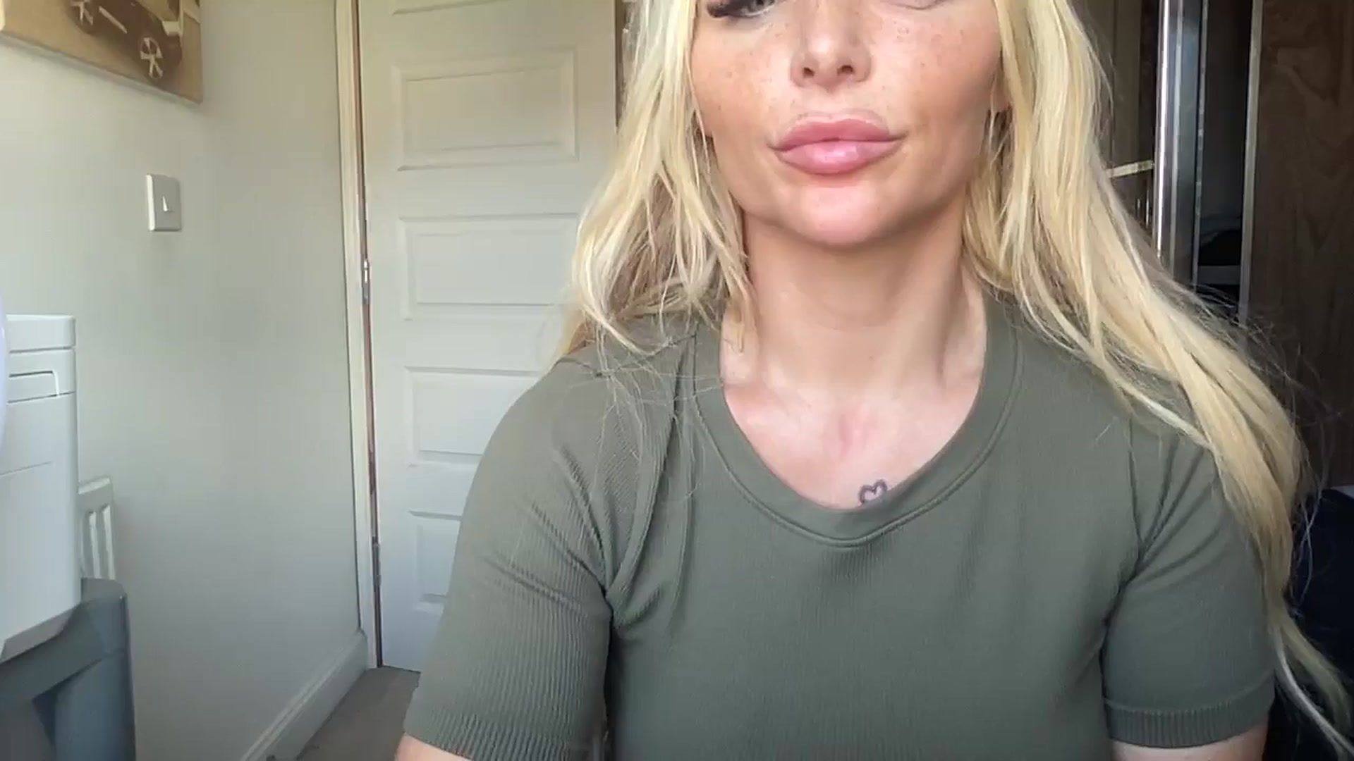 Gallery image thumbnail from Molly_XXX1's myfreecams stream on, 10/17/2024, 11:50 image 20 of 20
