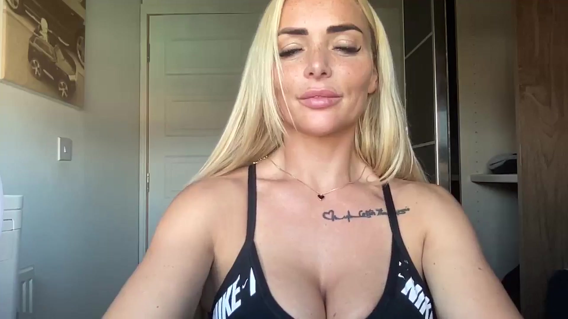Gallery image thumbnail from Molly_XXX1's myfreecams stream on, 10/19/2024, 11:09 image 13 of 20