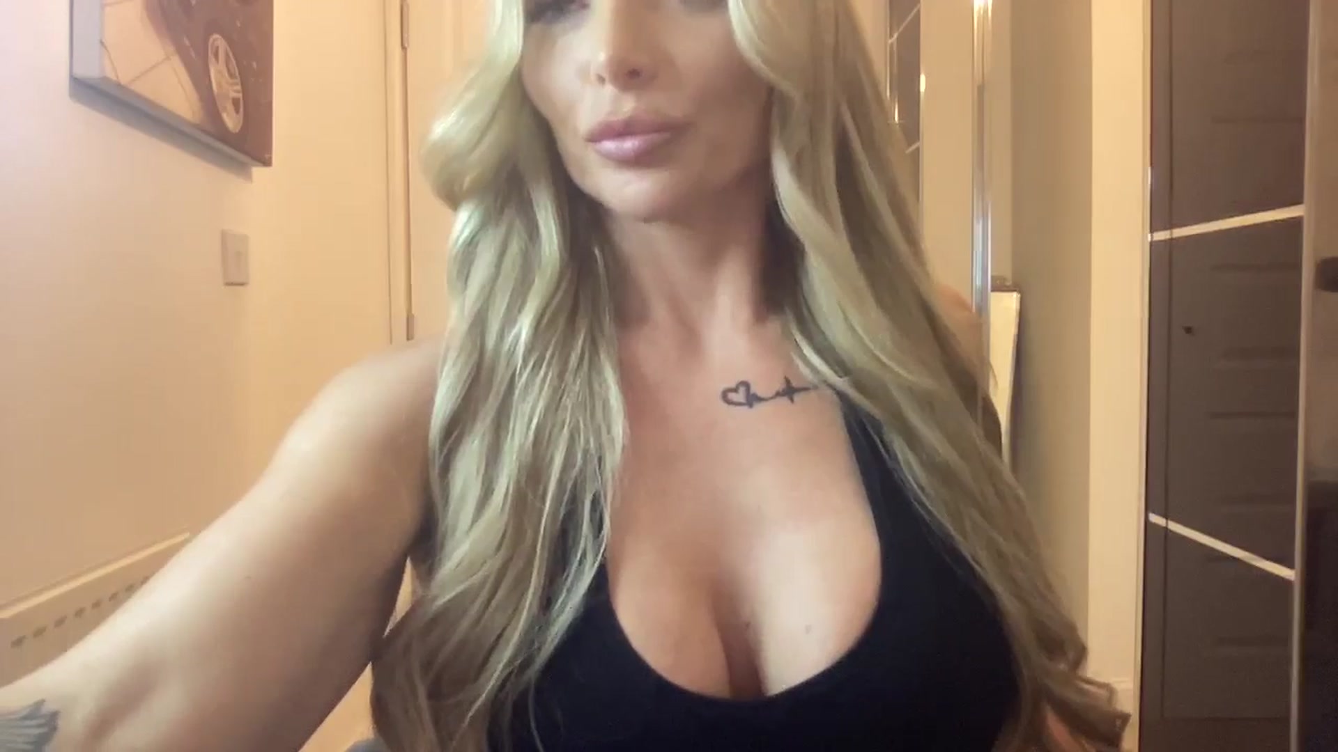 Gallery image thumbnail from Molly_XXX1's myfreecams stream on, 11/08/2024, 16:44 image 6 of 20