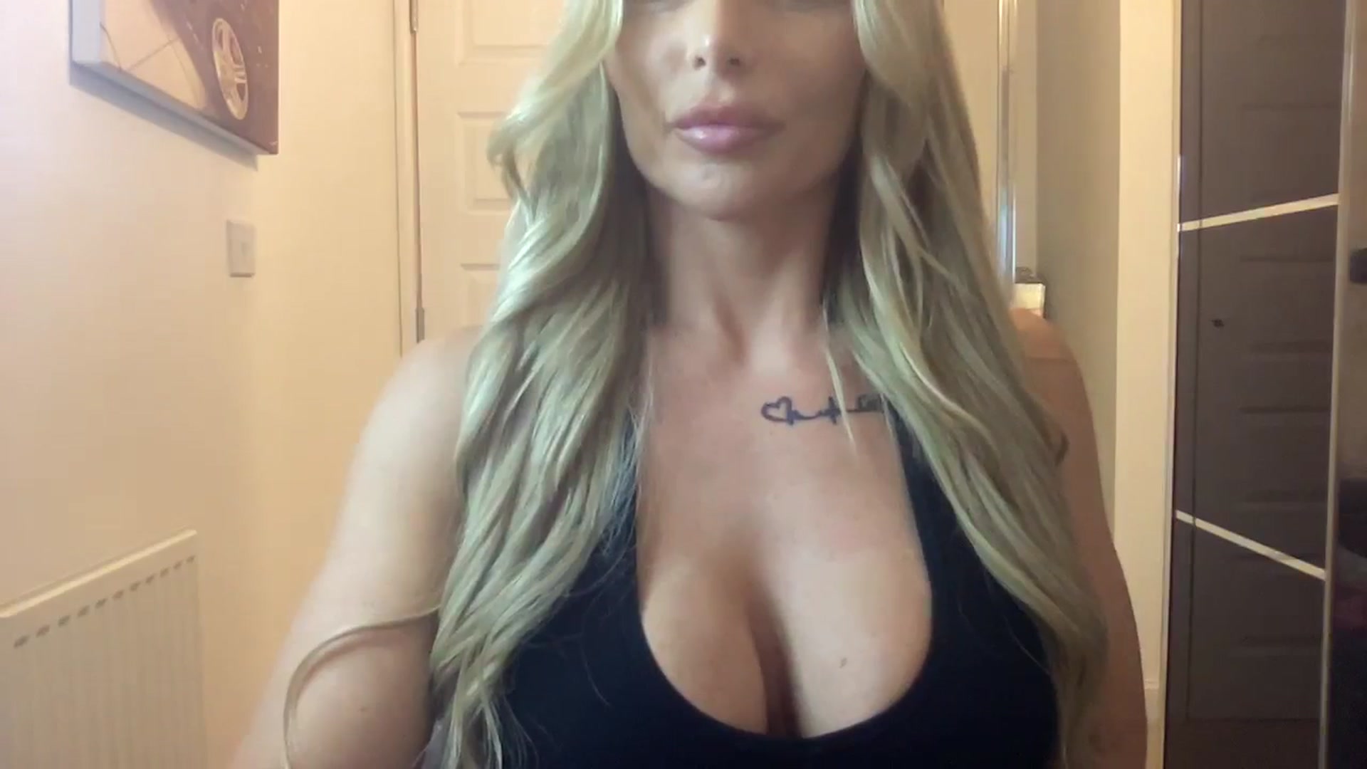 Gallery image thumbnail from Molly_XXX1's myfreecams stream on, 11/08/2024, 17:01 image 7 of 20