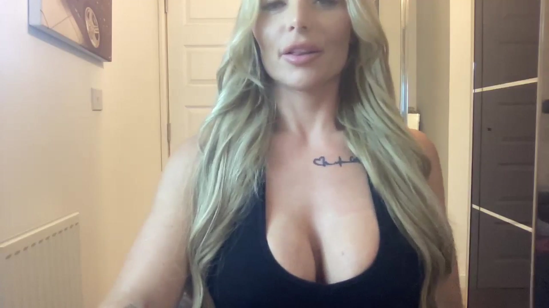 Gallery image thumbnail from Molly_XXX1's myfreecams stream on, 11/08/2024, 17:01 image 17 of 20