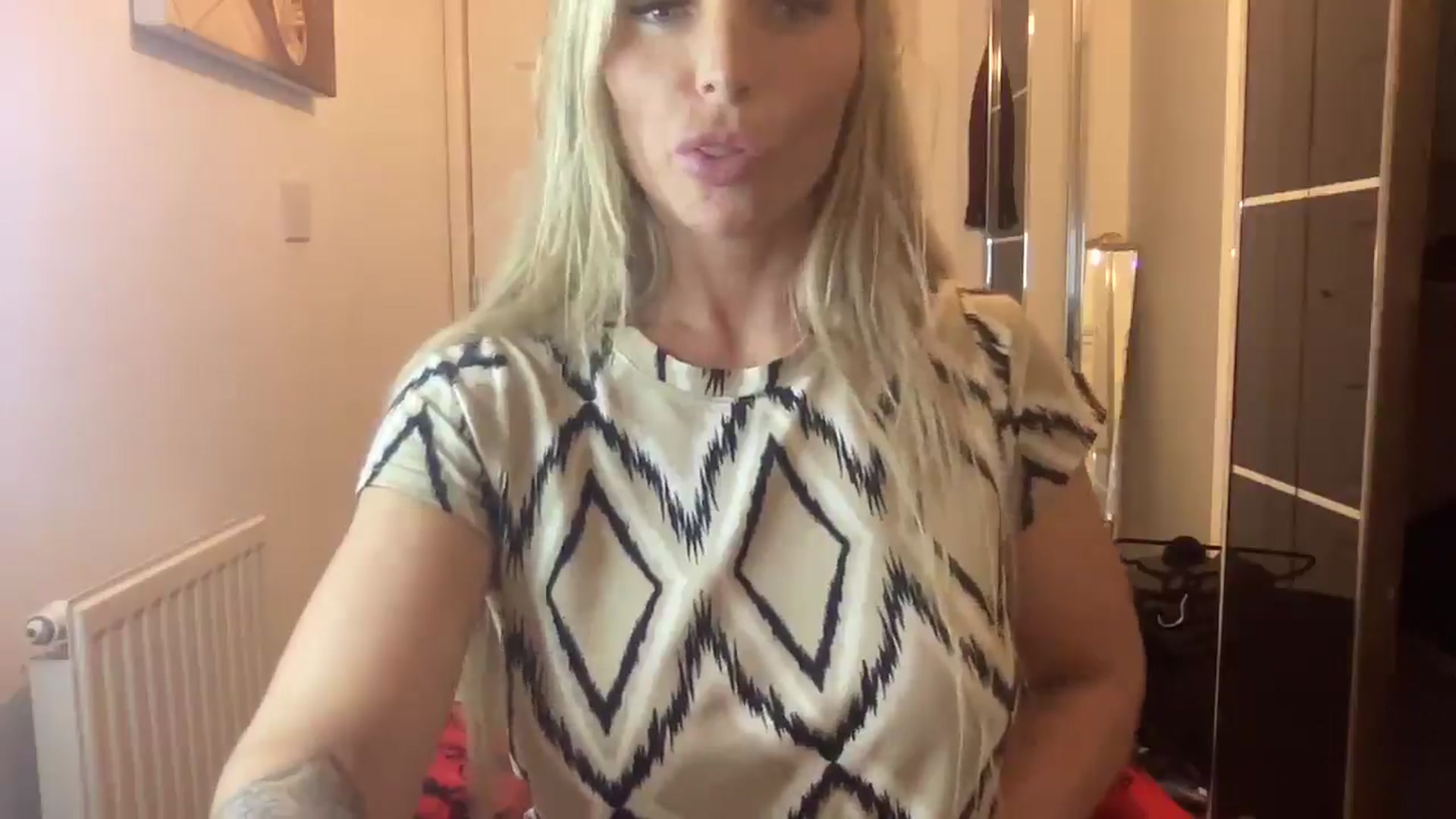 Gallery image thumbnail from Molly_XXX1's myfreecams stream on, 11/25/2024, 20:44 image 9 of 20