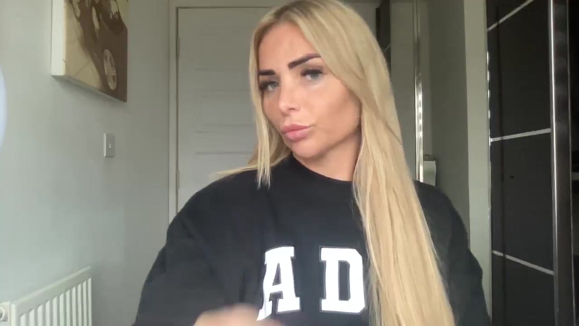 Gallery image thumbnail from Molly_XXX1's myfreecams stream on, 12/06/2024, 10:52 image 14 of 20