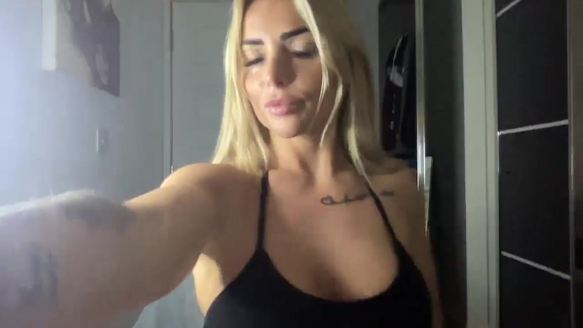 Gallery image thumbnail from Molly_XXX1's myfreecams stream on, 12/06/2024, 16:51 image 16 of 20