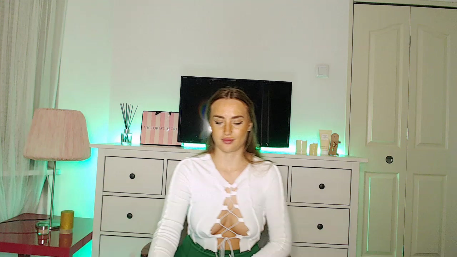 Gallery image thumbnail from Molly_here's myfreecams stream on, 01/19/2023, 03:00 image 2 of 20