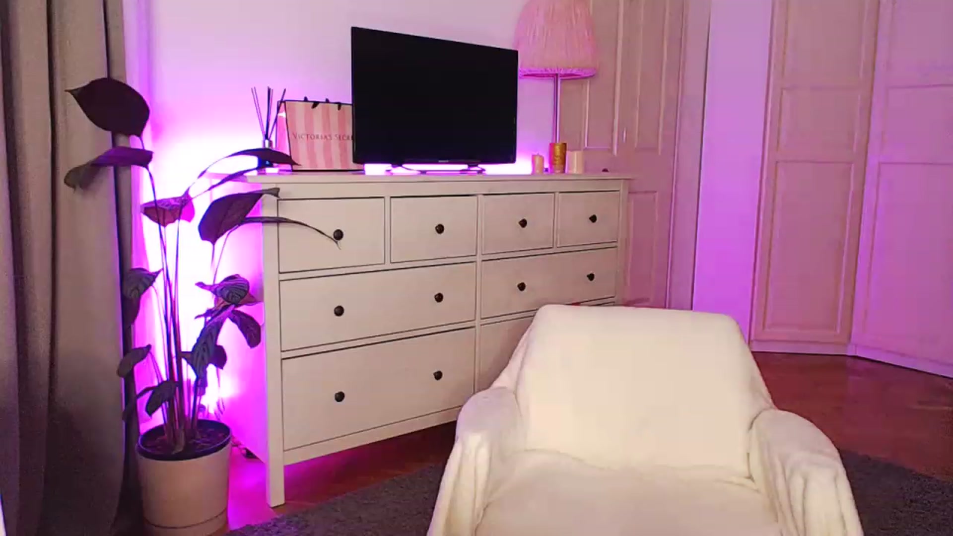 Gallery image thumbnail from Molly_here's myfreecams stream on, 03/05/2023, 08:00 image 20 of 20