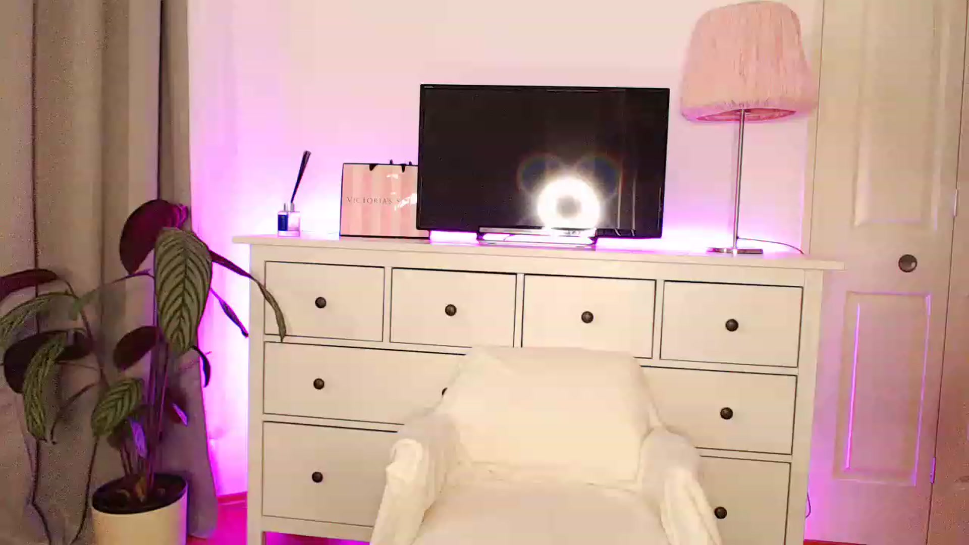 Gallery image thumbnail from Molly_here's myfreecams stream on, 03/21/2023, 07:19 image 10 of 20