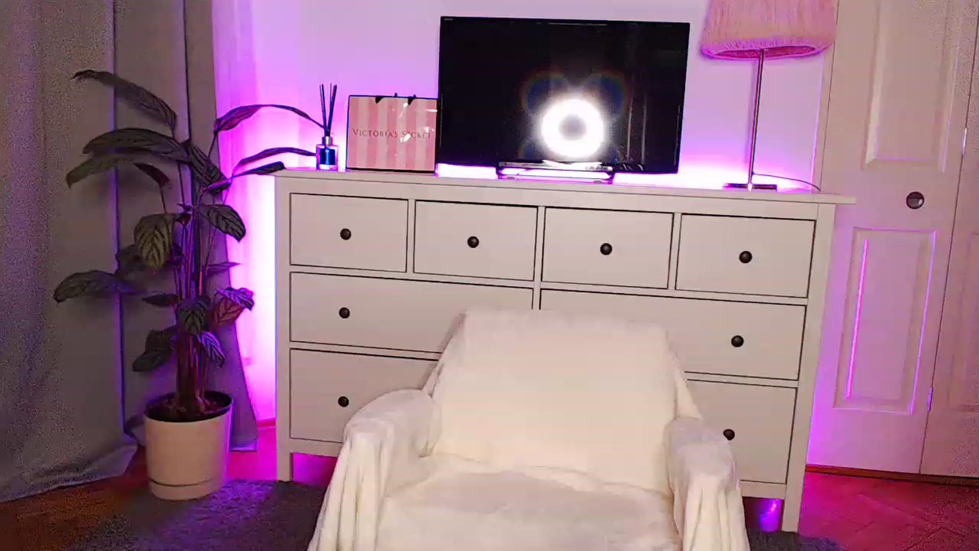 Gallery image thumbnail from Molly_here's myfreecams stream on, 03/31/2023, 04:19 image 17 of 20
